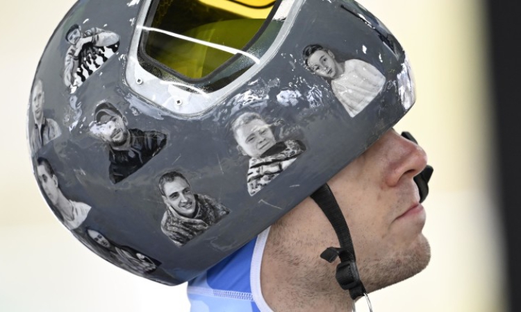 Зеленски награди с орден дисквалифицирания заради шлема си украински състезател